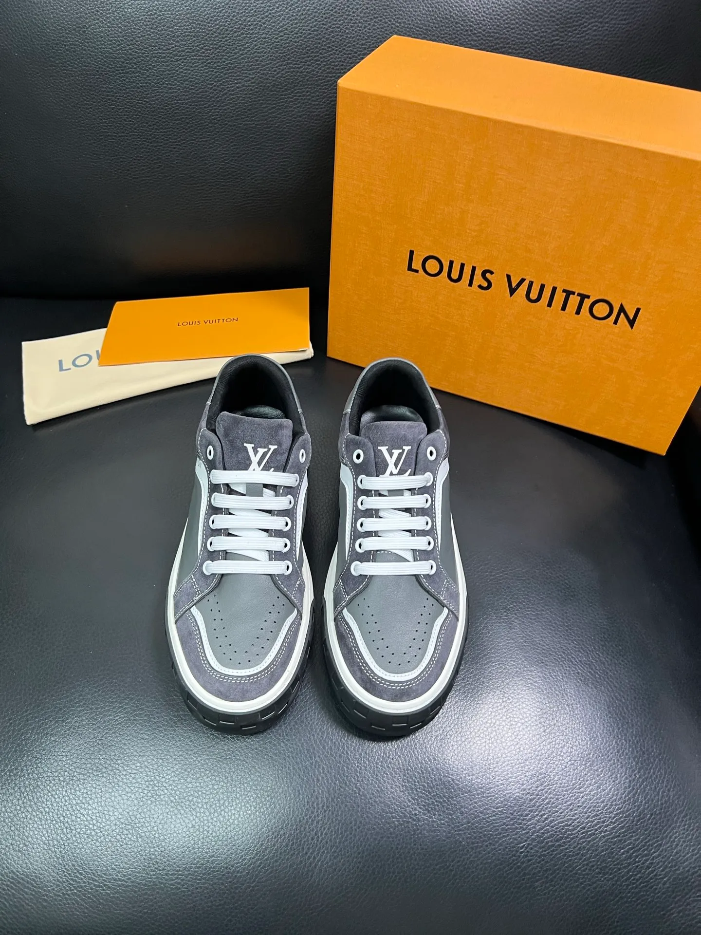 Men's shoes 💰740 Lv top purchase Louis Vuitton, counter synchronization, uppers imported from Italy cowhide, imported mesh padding soft and comfortable, soles: original soles specially provided by the original factory, T men's shoes 💰U exclusive movable molded soles super comfortable, original factory and single goods, high quality, welcome to compare, code number 39-44 (customized 38-45) 85858